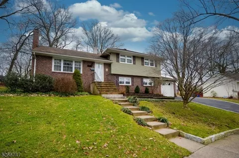 15 Crest Dr, Midland Park, NJ 07432
