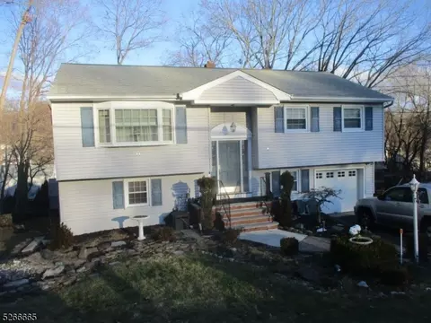 42 Thornton Dr, North Haledon, NJ 07508