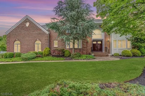 22 Totten Dr, Bridgewater, NJ 08807
