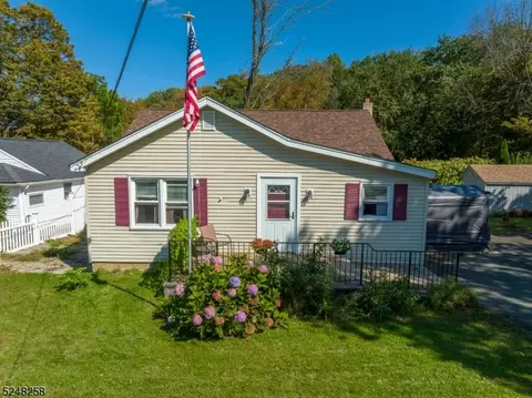 16 Cove Rd, Mount Arlington, NJ 07856