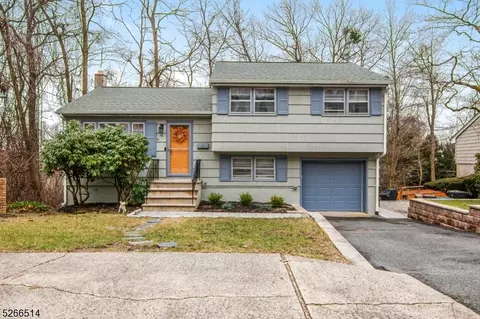 74 Knolls Rd, Bloomingdale, NJ 07403