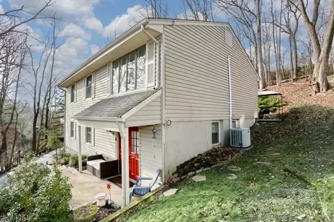 95 Hemlock Rd, Pompton Lakes, NJ 07442