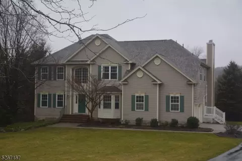 2 Wolfe Run Ct, Washington Twp, NJ 07853