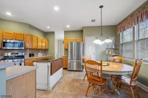 16 Saxton Dr, Hackettstown, NJ 07840 photo 5
