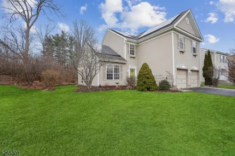 16 Saxton Dr, Hackettstown, NJ 07840