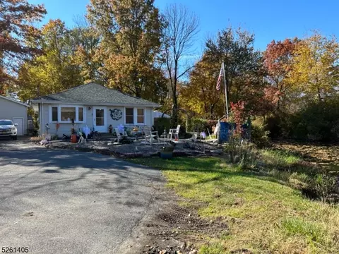 39 John St, West Milford, NJ 07480