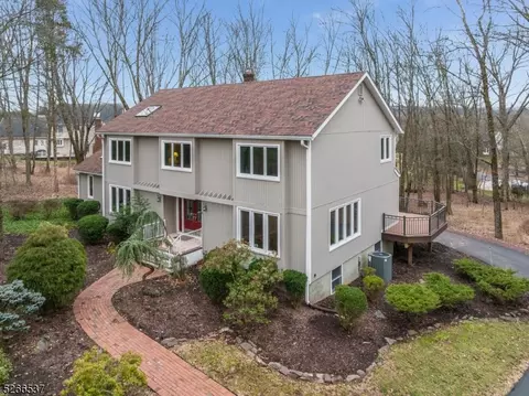 8 Bedford Ct, Clinton Twp, NJ 08801