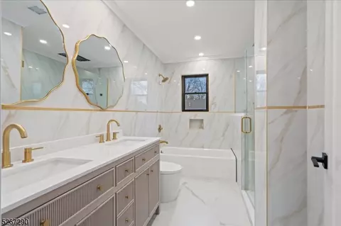426 Locust Ave, Paramus, NJ 07652 photo 10