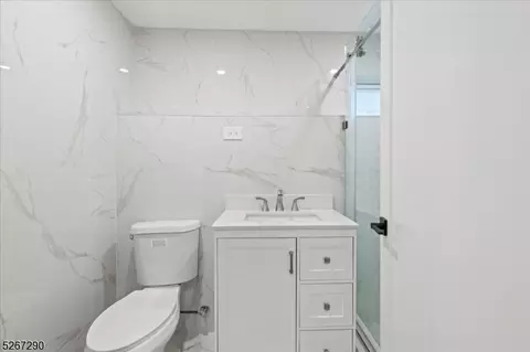 426 Locust Ave, Paramus, NJ 07652 photo 17