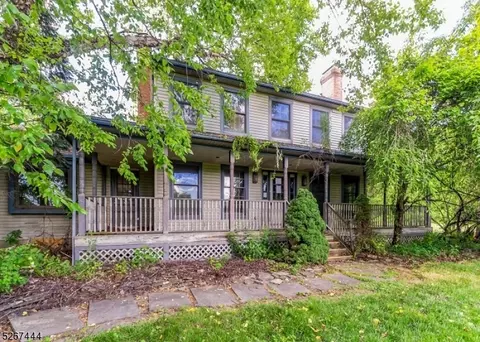 8 Stone Hedge Rd, Belvidere, NJ 07823