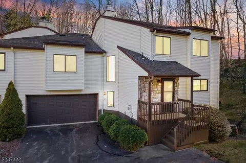 35 Clavendon Ct, Middletown Twp, NJ 07748