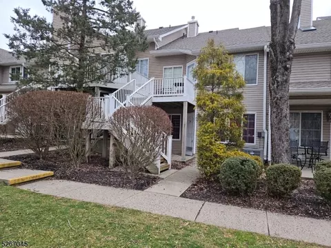 66 Encampment Dr, Bedminster, NJ 07921