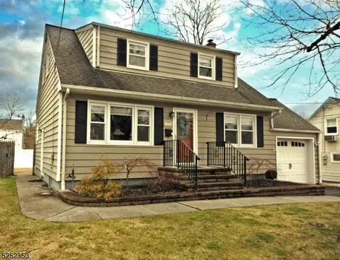 18 Andrew St, Green Brook, NJ 08812