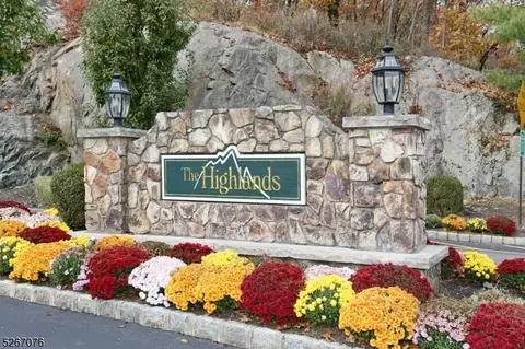 144 Mountainside Dr, Pompton Lakes, NJ 07442
