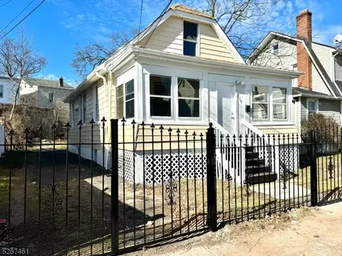239 W End Ave, Newark, NJ 07106