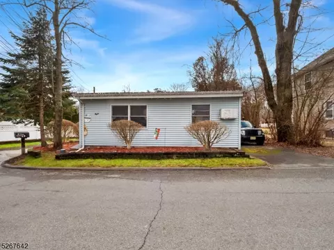 8 Lambert Rd, Hewitt, NJ 07421
