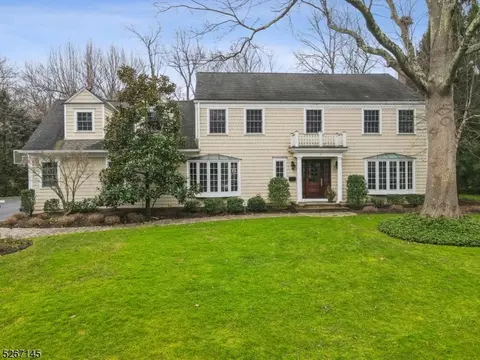 17 Merrywood Ln, Millburn Twp, NJ 07078