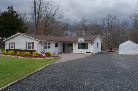 10 Wimpole Way, Green Brook, NJ 08812