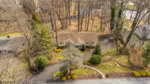 6 Ford Ln, Roseland, NJ 07068