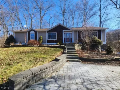 1 Hanzel Woods Dr, Liberty, NJ 07838