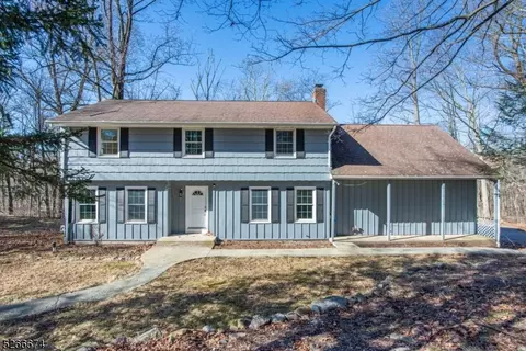 10 Poinsetta Ct, Kinnelon, NJ 07405