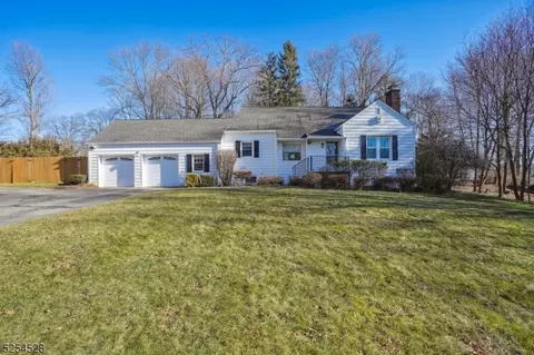 9 Stone Ave, Hopatcong, NJ 07843