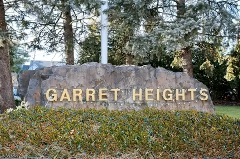31 Quartz Ln, Paterson, NJ 07501