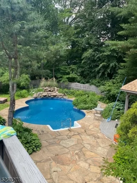 25 Greenwood Dr, Jefferson, NJ 07438