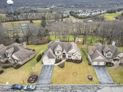 11 Bracken Hill Rd, Hamburg, NJ 07419