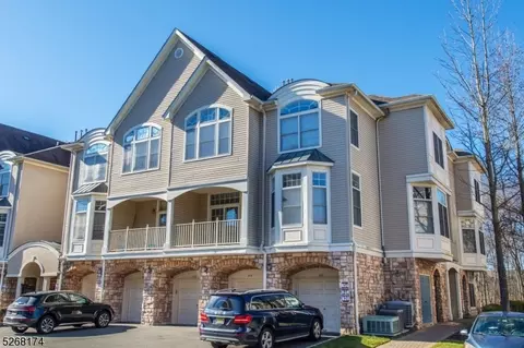 818 Kensington Ln, Livingston, NJ 07039
