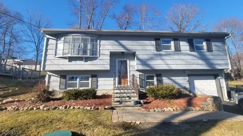 200 Tomahawk Trl, Sparta, NJ 07871