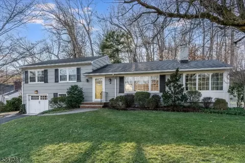 8 Woodcliff Dr, Madison, NJ 07940