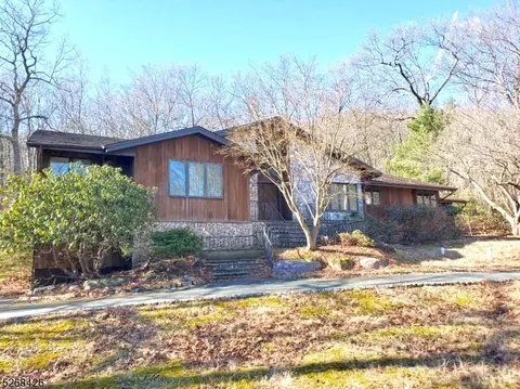76 Green Hill Rd, Kinnelon, NJ 07405