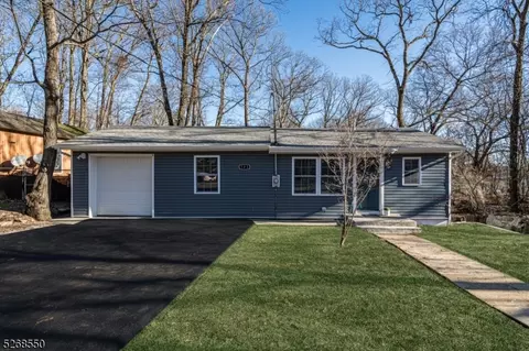 123 Jefferson Trl, Hopatcong, NJ 07843