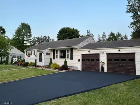 2 Pohatcong Dr, Washington, NJ 07882