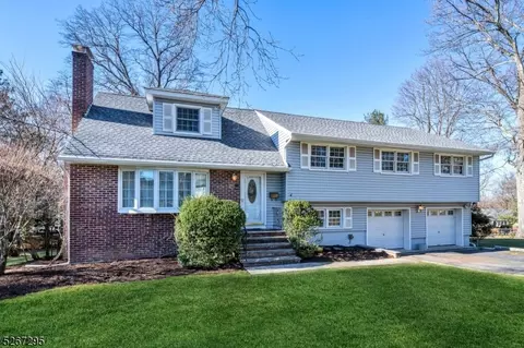 20 Crest Dr, Midland Park, NJ 07432