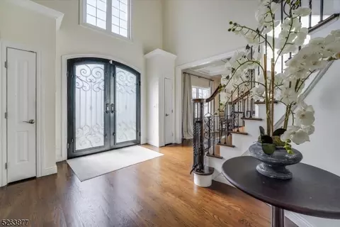290 Olympia Dr, River Edge, NJ 07661