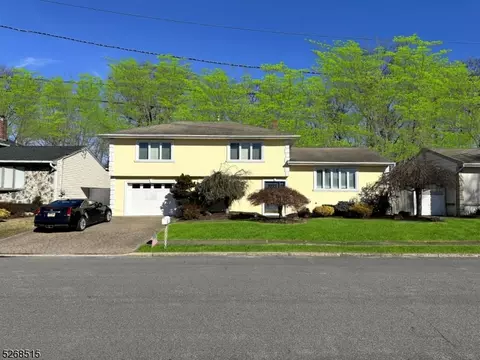 26 Craig Ct, Totowa, NJ 07512