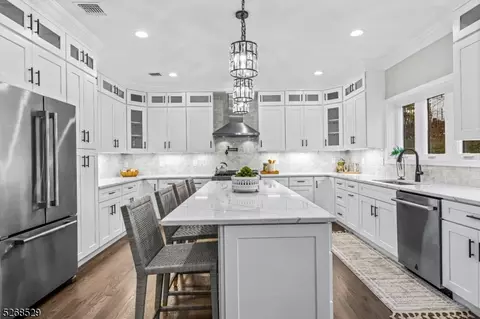 8 Merrywood Ct, Morristown, NJ 07960