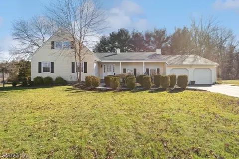14 Meadowbrook Dr, East Windsor Twp, NJ 08520