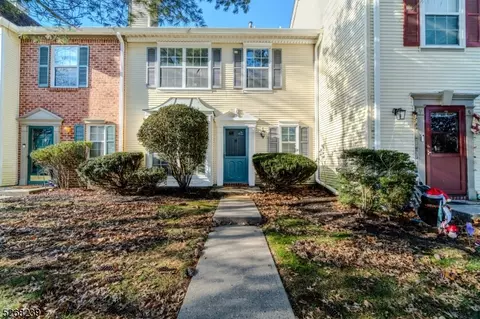 10 Townsend Ct, Franklin Twp, NJ 08823