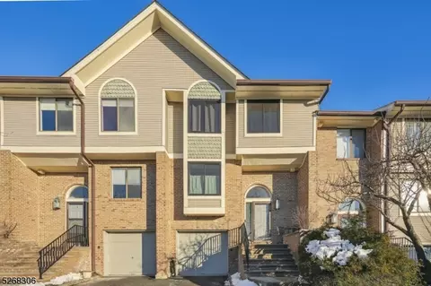 10 Louisburg Sq, Verona, NJ 07044