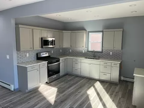 60 Franklin Pl, Totowa, NJ 07512