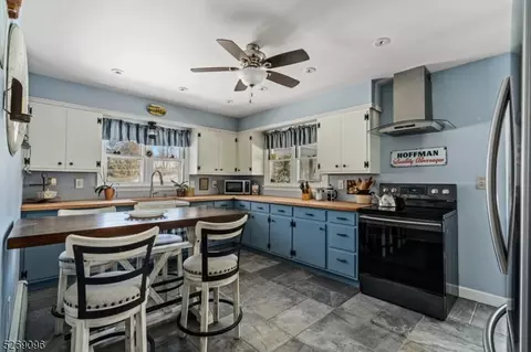 662 W Mountain Rd, Sparta, NJ 07871
