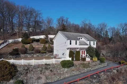 77 Knolls Rd, Bloomingdale, NJ 07403
