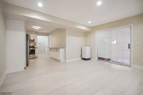 58 3rd St, Elizabeth City, NJ 07206