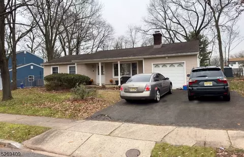 6 Tall Oaks Rd, East Franklin, NJ 08873