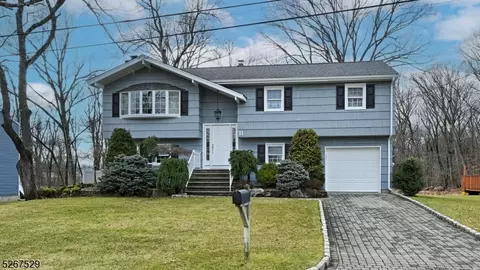 11 Oakwood Ave, Pequannock Twp, NJ 07440