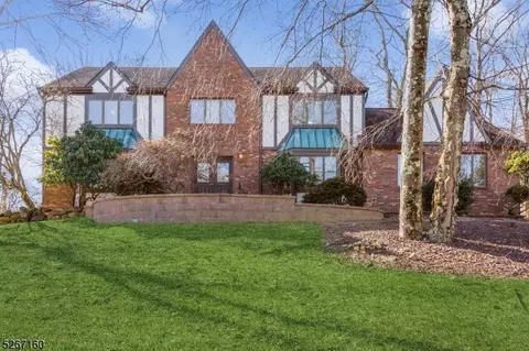 16 Leigh Ct, Randolph, NJ 07869