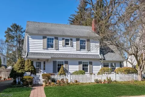 69 Fairlawn St, Ho Ho Kus, NJ 07423
